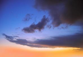 réel incroyable panoramique lever du soleil ou le coucher du soleil ciel avec doux coloré des nuages. longue panorama, surgir il photo