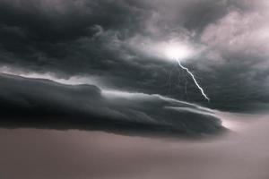 foudre orage éclat plus de le nuit ciel. concept sur sujet temps, cataclysmes photo