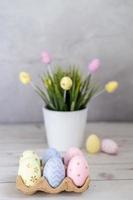 Pâques composition avec Pâques des œufs et herbe sur une gris Contexte photo