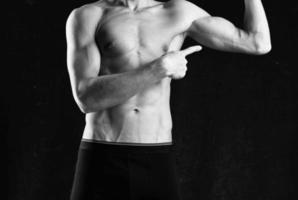 musclé homme dans noir short Gym noir et blanc photo