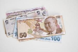turc papier billets de banque mensonge sur une blanc table photo