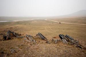 steppe avec brouillard route et des pierres. photo