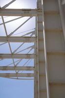 détail de le acier structure de une moderne bâtiment contre le bleu ciel. photo