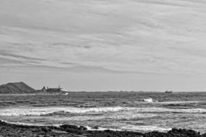 mer paysage avec le océan et une vue de le Espagnol île de de lobos avec une navire dans le Contexte photo