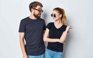 Jeune couple dans noir t-shirts la communication mode de vie relation amicale photo