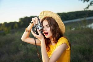 surpris femme à la recherche dans le caméra lentille agréable coup la nature photo