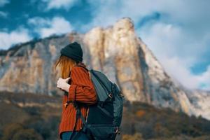 femme en marchant la nature rocheux montagnes Voyage des nuages mode de vie photo