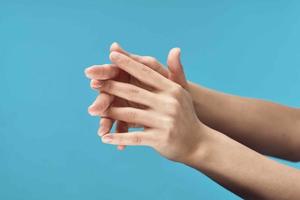 aux femmes mains crème hydratant santé produits de beauté téléphone photo