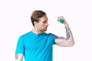 athlétique homme avec gonflé bras haltère biceps faire des exercices photo