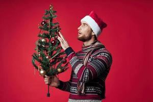 homme dans une chandail Noël arbre jouets décoration photo