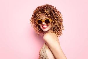 jolie femme des lunettes avec Jaune cadres magnifique sourire mode vêtements isolé Contexte photo