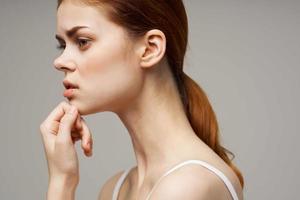 femme dans blanc T-shirt rhumatisme douleur dans le cou santé problèmes isolé Contexte photo