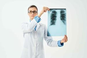 femelle médecin en portant un radiographie dans de face de sa hôpital traitement diagnostic photo