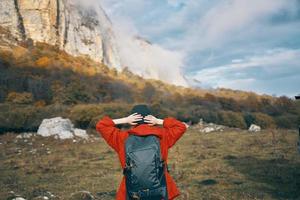 femme avec une sac à dos rouge chandail chaud chapeau paysage l'automne déchue feuilles modèle photo