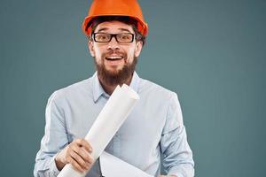 tondu vue de de bonne humeur barbu homme dans Orange peindre dans des lunettes avec les documents dans mains photo