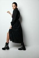 femme dans noir robe brillant maquillage à la mode vêtements photo