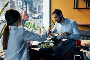 des employés à le table dans le café le déjeuner Pause cuisine femmes et homme photo