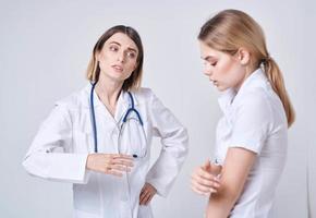 le patient Se plaint à le médecin à volonté et une bleu stéthoscope photo