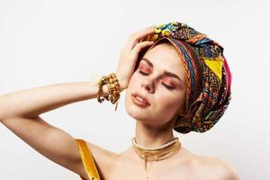 jolie femme multicolore turban mode l'ethnie photo