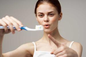 jolie femme dentifrice brossage les dents dentaire santé studio mode de vie photo