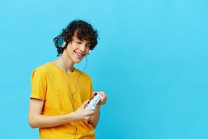 gars pièces avec manette dans Jaune t-shirts isolé arrière-plans photo