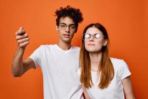 Jeune couple dans blanc t-shirts émotions amusement moda la communication photo