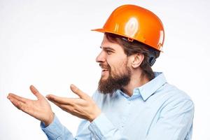 homme dans Orange casque chemise construction ingénieur industrie travail photo