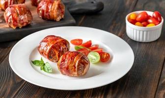 boulettes de viande enveloppées de bacon photo