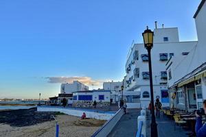 paysage avec le ville et le océan sur une chaud jour, sur le Espagnol canari île fuerteventura photo