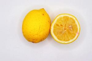 Frais citron avec blanc fond, jaune citron biologique photo
