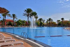 paysage de une grand nager bassin avec bleu l'eau dans une été journée à le Hôtel photo