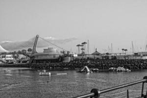 paysage marin surplombant le Port de Tenerife sur le Espagnol canari île sur une chaud été journée photo