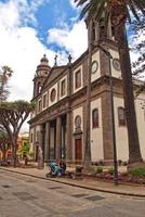 endroit paysages avec vieux historique immeubles et des rues dans le ancien Capitale de le Espagnol canari île Tenerife photo