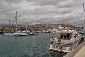 paysage marin surplombant le Port de Tenerife sur le Espagnol canari île sur une chaud été journée photo