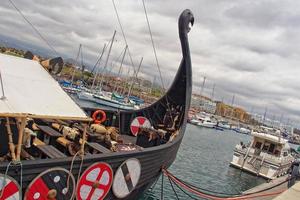 paysage marin surplombant le Port de Tenerife sur le Espagnol canari île sur une chaud été journée photo