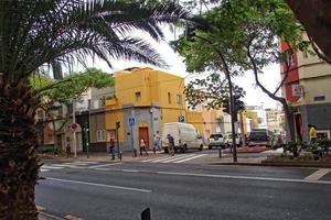 intéressant coloré vacances Maisons dans le des rues de le Espagnol ville de sanca cruz dans Tenerife photo