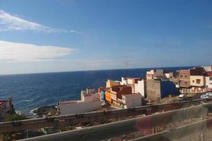 paysages de le Espagnol île de Tenerife avec le Autoroute et le océan photo