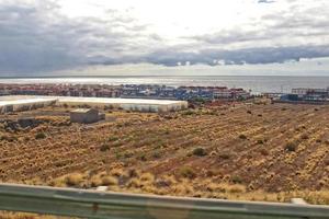 paysages de le Espagnol île de Tenerife avec le Autoroute et le océan photo