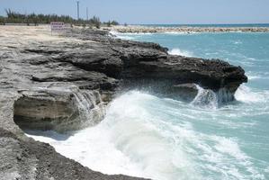 grandiose Bahama île avertissement panneaux et vagues photo