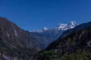 himalaya paysage, panoramique vue de himalayen Montagne couvert avec neige. himalaya Montagne paysage dans hiver dans kedarnath vallée. photo