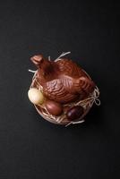 Chocolat Pâques poule et des œufs dans une nid avec paille photo