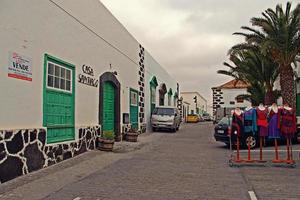 blanc faible historique bâtiments et étroit des rues dans le Espagnol ville de teguiser, lanzarote photo