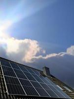 panneaux solaires produisant de l'énergie propre sur le toit d'une maison d'habitation photo