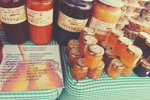 original fait maison en bonne santé régional conserves et nourriture à le marché sur le Espagnol canari île de lanzarote photo