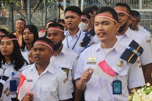atambua, Nusa tenggara Timour, 2022 une groupe de gens qui sont en chantant qui avoir le esprit de nationalisme photo