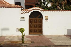 intéressant coloré vacances Maisons dans le des rues de le Espagnol ville de puerto de la cruz dans Tenerife photo