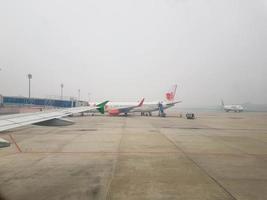 Riau, Indonésie dans octobre 2019. photo de le avion fenêtre pendant atterrissage, où le temps conditions étaient brumeux dû à le effets de forêt les feux.