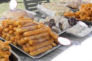 sucré Churros et alfajores pour vente à le rue juste photo