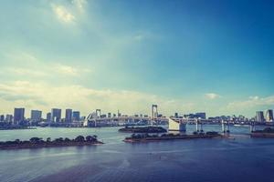 Paysage urbain de la ville de tokyo avec pont arc-en-ciel, japon photo