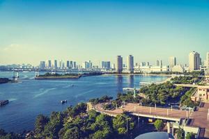 Paysage urbain de la ville de tokyo avec pont arc-en-ciel, japon photo